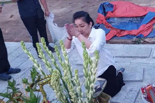 NSƯT Thanh Thanh Tâm quỳ gối nghẹn ngào trước mộ cố NSƯT Vũ Linh