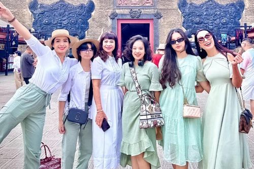 Thúy Hạnh khoe ảnh đại gia đình 3 thế hệ toàn 'mỹ nhân'