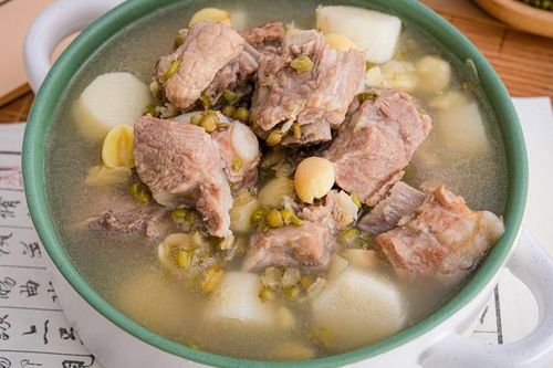 Dùng nồi cơm điện nấu canh sườn đậu xanh hạt sen thanh nhiệt cơ thể