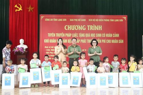 Phụ nữ Công an nhân dân tặng quà cho trẻ em nghèo biên giới Lạng Sơn