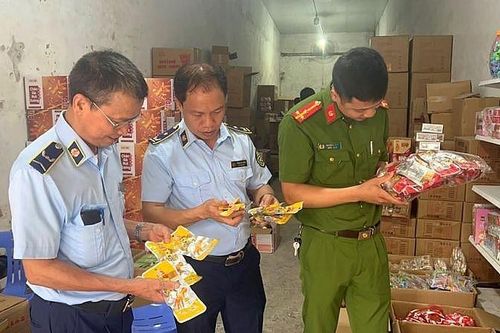 Quản lý thị trường Hà Nội: Thu giữ hơn 2.500 chân, cánh gà nhập lậu