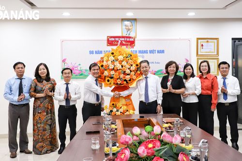 Bí thư Thành ủy Nguyễn Văn Quảng thăm, chúc mừng Báo Đà Nẵng nhân kỷ niệm 98 năm ngày Báo chí Cách mạng Việt Nam