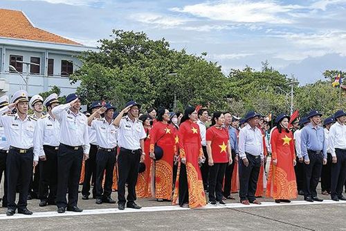 Thiêng liêng lễ chào cờ ở thị trấn Trường Sa