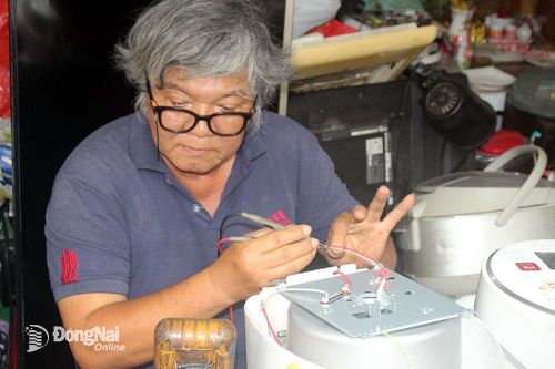 Thợ điện tử xưa chuyển nghề
