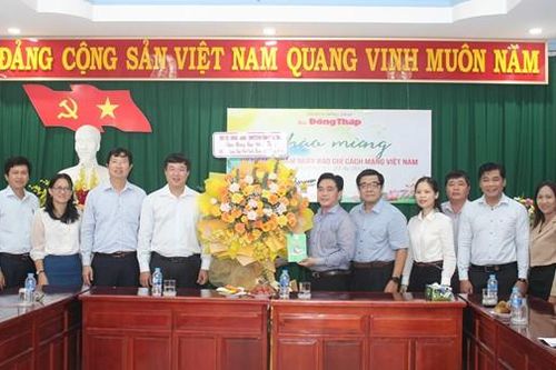 Bí thư Tỉnh ủy Lê Quốc Phong thăm, chúc mừng Báo Đồng Tháp nhân Ngày Báo chí Cách mạng Việt Nam