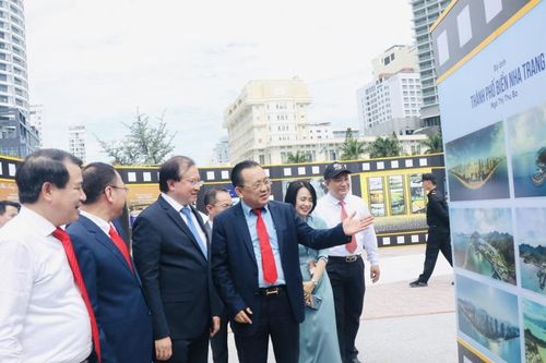 Khai mạc triển lãm ảnh 'Không gian giới thiệu du lịch qua những thước phim'