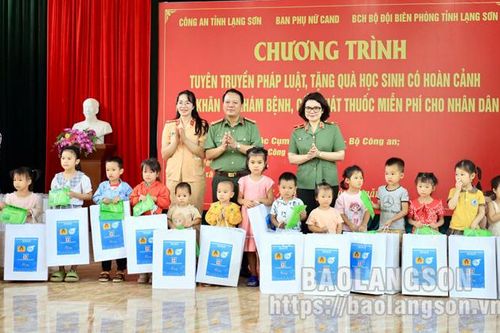 Tuyên truyền pháp luật, khám chữa bệnh và tặng quà cho người dân xã Bắc Xa