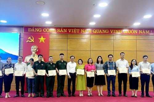 Bế giảng và trao chứng nhận bồi dưỡng kiến thức, kỹ năng đối ngoại cho các học viên