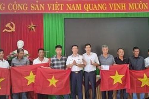 Truyền thông về biển, đảo và tặng 400 lá cờ Tổ quốc cho ngư dân