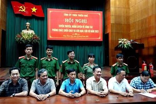 Cán bộ, công chức và người lao động tự trang bị bình chữa cháy xách tay tại hộ gia đình