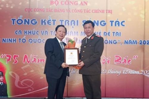 'Vinh quang Nhà báo chúng tôi'
