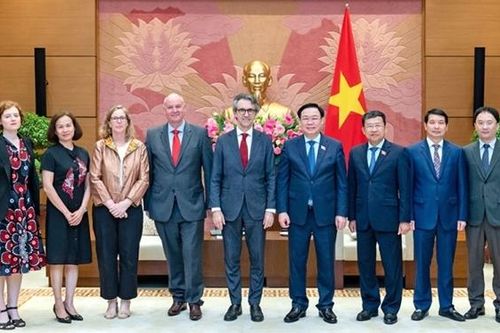 Chủ tịch Quốc hội Vương Đình Huệ tiếp Đại sứ, Trưởng Phái đoàn Liên minh châu Âu và Đại sứ Thụy Sỹ tại Việt Nam