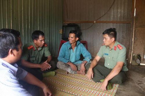 Lực lượng Công an bám làng, giúp đồng bào ổn định cuộc sống
