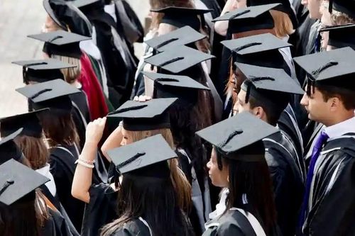 Thí sinh miệt mài viết bài luận, cán bộ tuyển sinh đại học chỉ dành vài phút để đọc