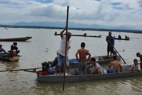 Tìm kiếm người đánh cá nghi bị sét đánh rơi xuống hồ mất tích