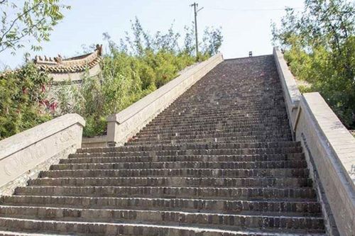 Chuyên gia giải mã bí ẩn âm thanh phát ra từ bậc thang ngôi mộ cổ