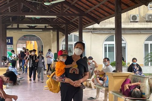 Người già, trẻ nhỏ vật vã đi khám trong thời tiết nắng nóng