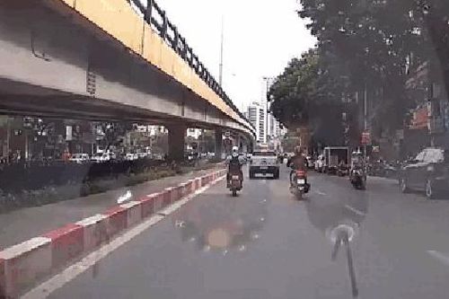 Rẽ trái bất ngờ, xe bán tải gây họa cho tài xế xe máy