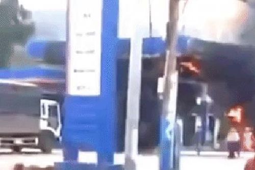 Cây xăng ở Bình Định cháy dữ dội do khách vứt đầu thuốc lá