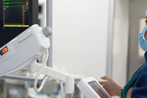Thay van động mạch chủ qua da bằng ống thông siêu nhỏ cho bệnh nhân 68 tuổi