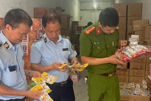 Một hộ kinh doanh ở Hà Nội thu mua hàng nghìn chân, cánh gà nhập lậu để bán kiếm lời