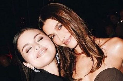 Fan thả icon rắn độc vào Instagram của Selena Gomez, Hailey Bieber lên tiếng giải vây