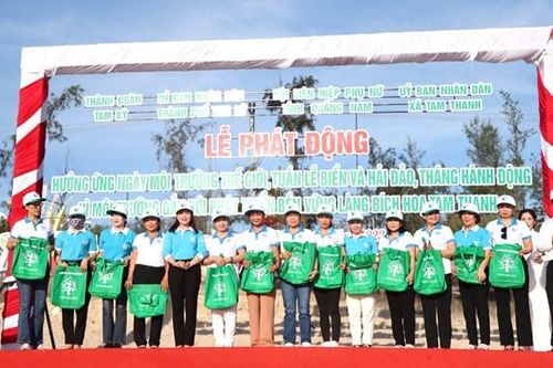 Phát động ra quân dọn dẹp môi trường biển