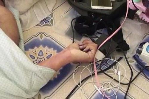 Vừa sạc pin vừa dùng điện thoại, một bé trai 7 tuổi bị điện giật tử vong