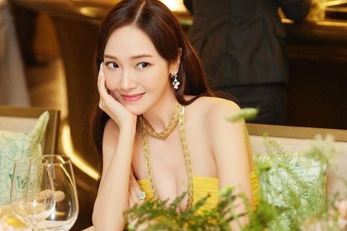 Jessica diện trang phục xẻ ngực
