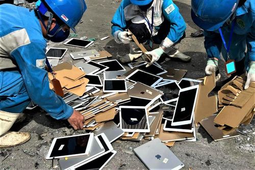 Hà Nội tiêu hủy hơn 1.000 chiếc iphone, iPad nhập lậu