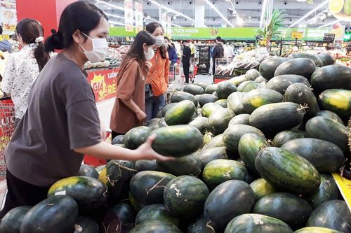 Siêu thị chi tiền khủng giảm giá thực phẩm tươi sống và trái cây