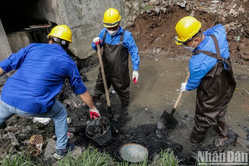 Đoàn Thanh niên Công ty Thoát nước Hà Nội và Báo Nhân Dân ra quân làm sạch tuyến phân lũ sông Lừ-Sét