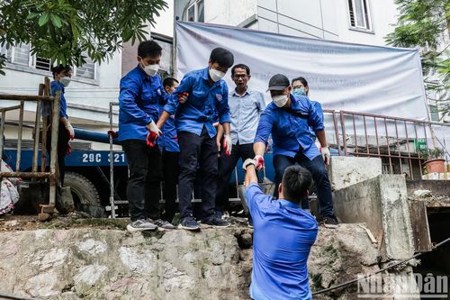 Đoàn Thanh niên Công ty Thoát nước Hà Nội và Báo Nhân Dân ra quân làm sạch tuyến phân lũ sông Lừ-Sét