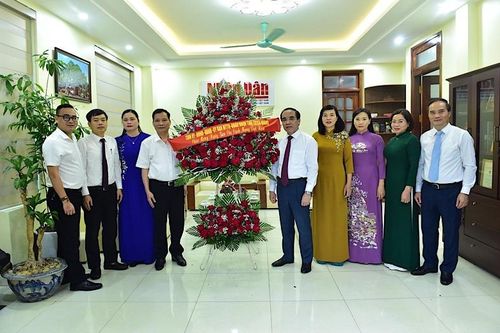 Lãnh đạo tỉnh Tuyên Quang chúc mừng Văn phòng đại diện Báo Nhân Dân tại Tuyên Quang
