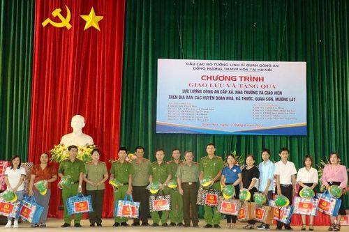Tặng quà công an xã, giáo viên vùng cao, biên giới ở Thanh Hóa