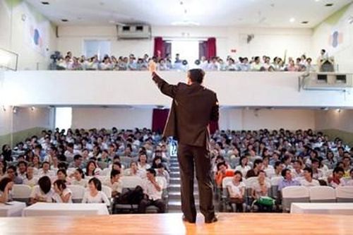Lăng kính văn hóa: Diễn giả... 'giả'