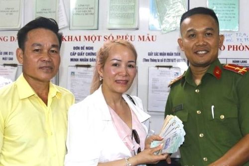 Một cán bộ Điện miền Trung trả lại tài sản gần 200 triệu đồng cho du khách đánh rơi