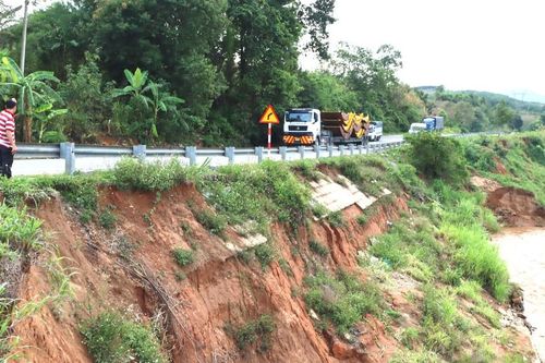 Sông Pô Cô sạt lở nghiêm trọng: Đe dọa 'nuốt' đất đai, nhà cửa của dân
