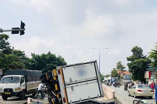 Xe tải lật ngang khiến người phụ nữ đi bộ tử vong