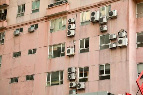 Hà Nội: Hiểm họa từ hàng vạn cục nóng điều hòa phơi nắng, mưa