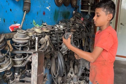 Bỏ học đi làm, trẻ em Pakistan muốn đổi đời