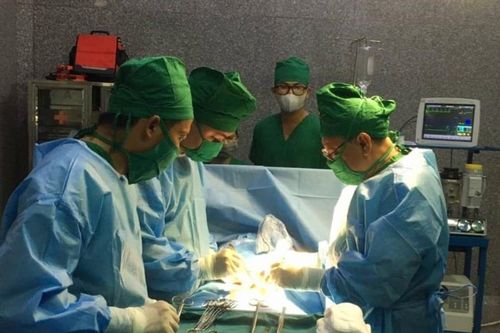 Tuyến huyện phẫu thuật thành công ca thoát vị bẹn nhiều bệnh nền