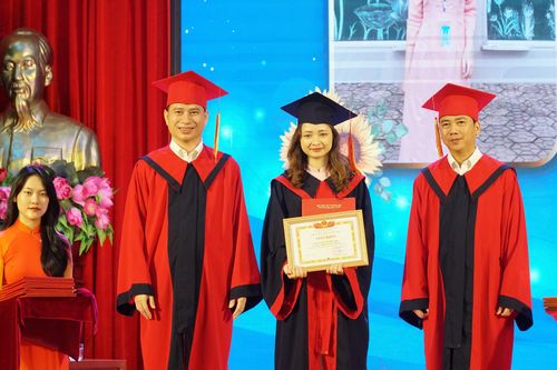 Hiệu trưởng Trường ĐH Vinh gửi tâm huyết đến tân cử nhân, kỹ sư