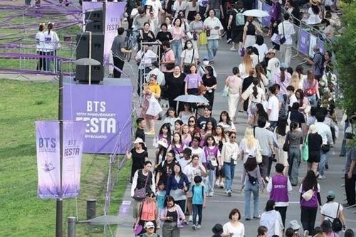 Lễ kỷ niệm đình đám 10 năm ngày ra mắt nhóm nhạc BTS: Nắng nóng khiến hơn 140 người cần hỗ trợ y tế