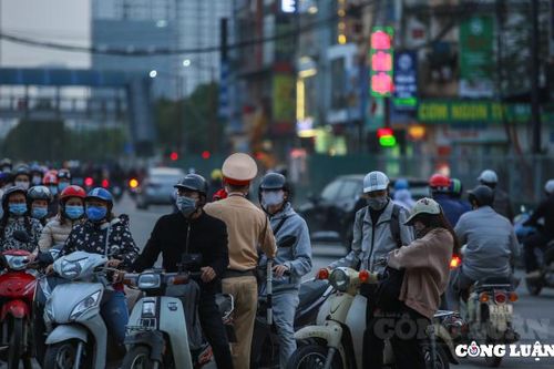 Nghiên cứu xén dải phân cách, mở rộng đường Khuất Duy Tiến nhằm giảm ùn tắc