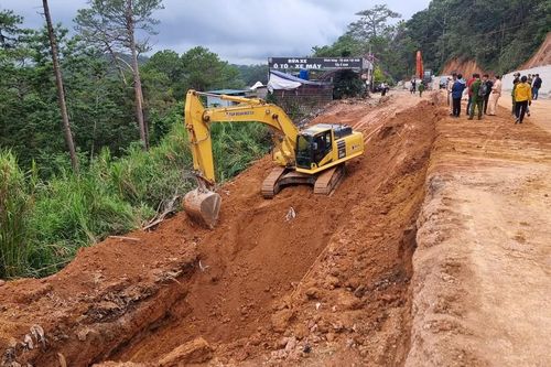 Sạt ta luy trong lúc thi công nâng cấp đèo Prenn, 1 công nhân tử vong