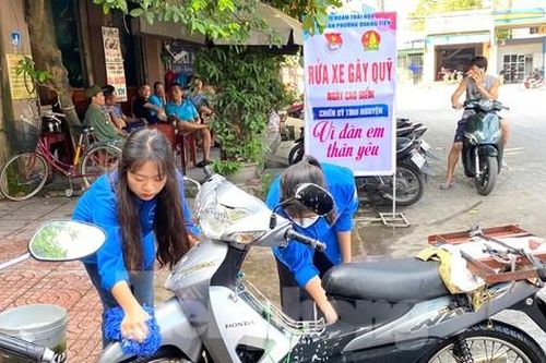 Một ngày rửa xe thu tiền triệu, bạn trẻ gây quỹ tặng trẻ em nghèo