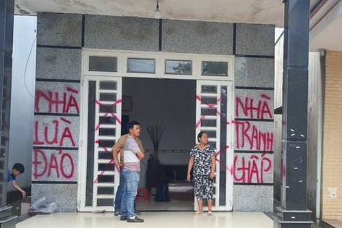 Điều tra vụ nhóm người thay ổ khóa, vẽ bậy lên nhà dân ở TPHCM
