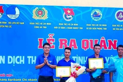 Trao huy hiệu Tuổi trẻ dũng cảm cho cán bộ Đoàn xả thân cứu người