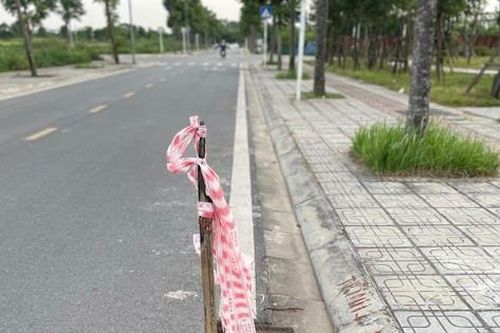 Hàng trăm nắp hố ga mất nắp thành bẫy chết người tại khu đô thị mới